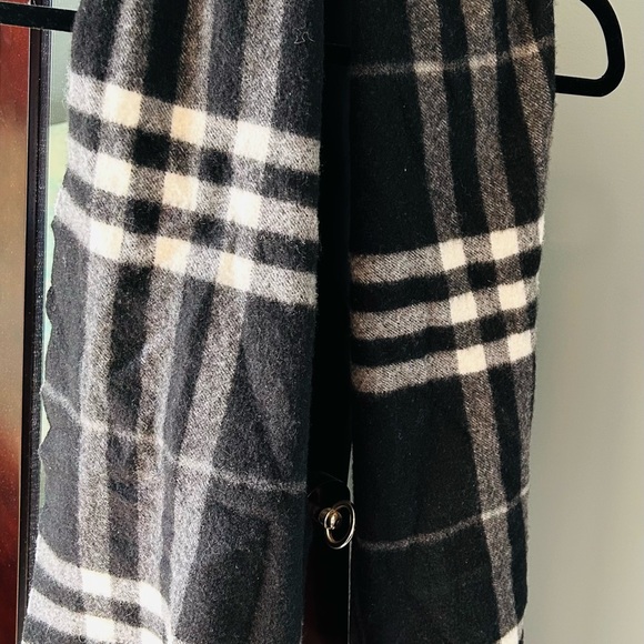 Authentic Burberry 100% cashmere Scarf - Picture 6 of 8